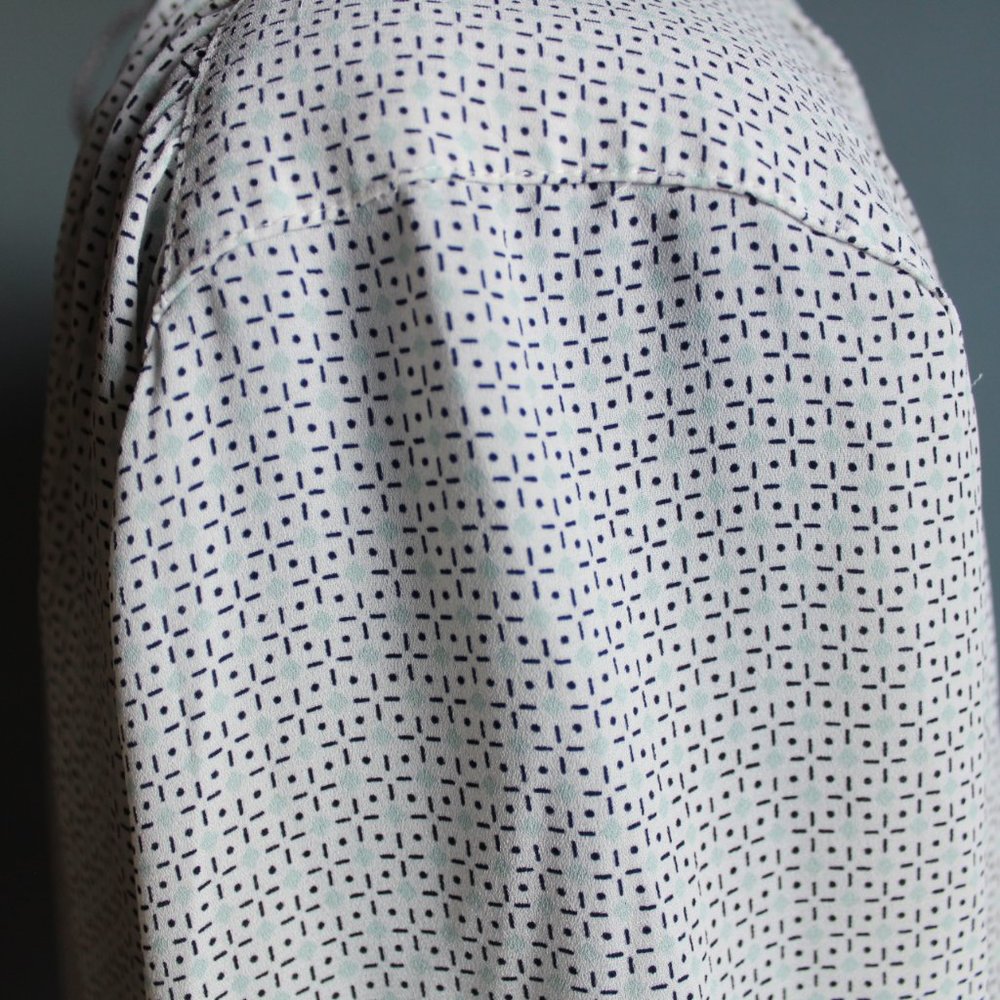 Ann Taylor Factory Women's White With Navy Pattern Tie Neck Long Sleeve Blouse ~ - Picture 4 of 8